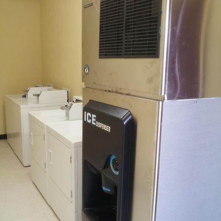 Pearsall Inn And Suites Экстерьер фото