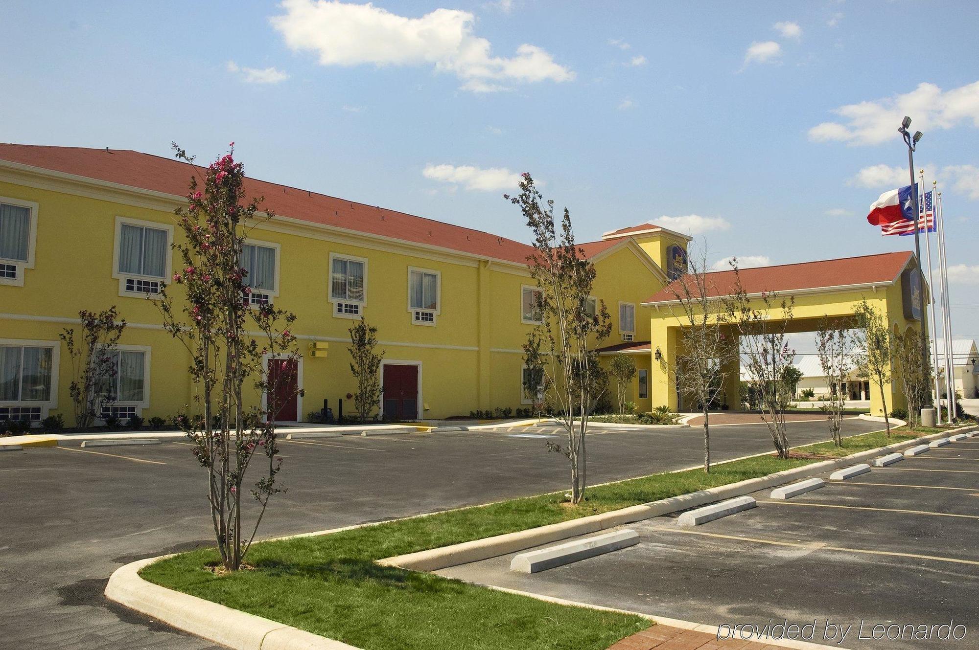 Pearsall Inn And Suites Экстерьер фото