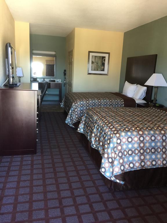 Pearsall Inn And Suites Экстерьер фото