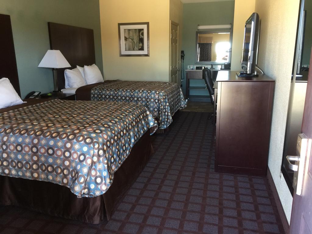 Pearsall Inn And Suites Экстерьер фото