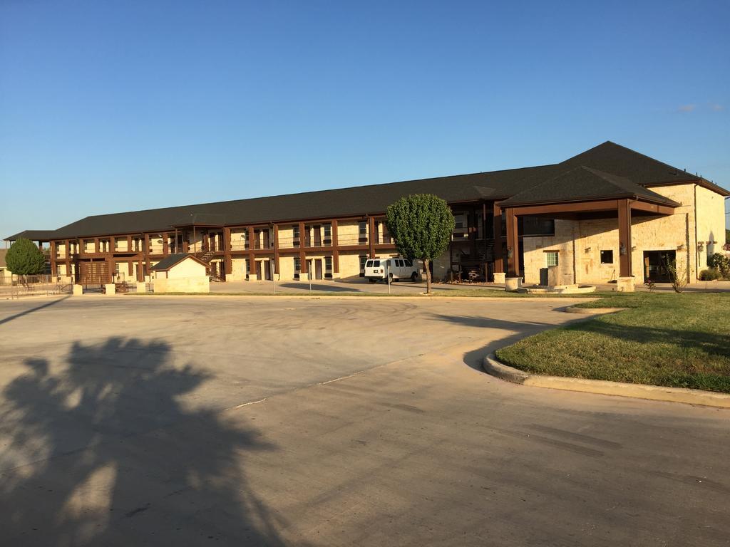 Pearsall Inn And Suites Экстерьер фото