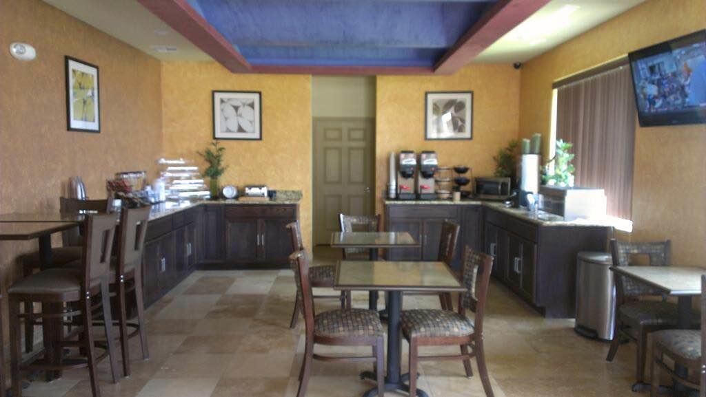 Pearsall Inn And Suites Экстерьер фото