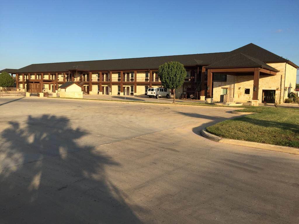 Pearsall Inn And Suites Экстерьер фото