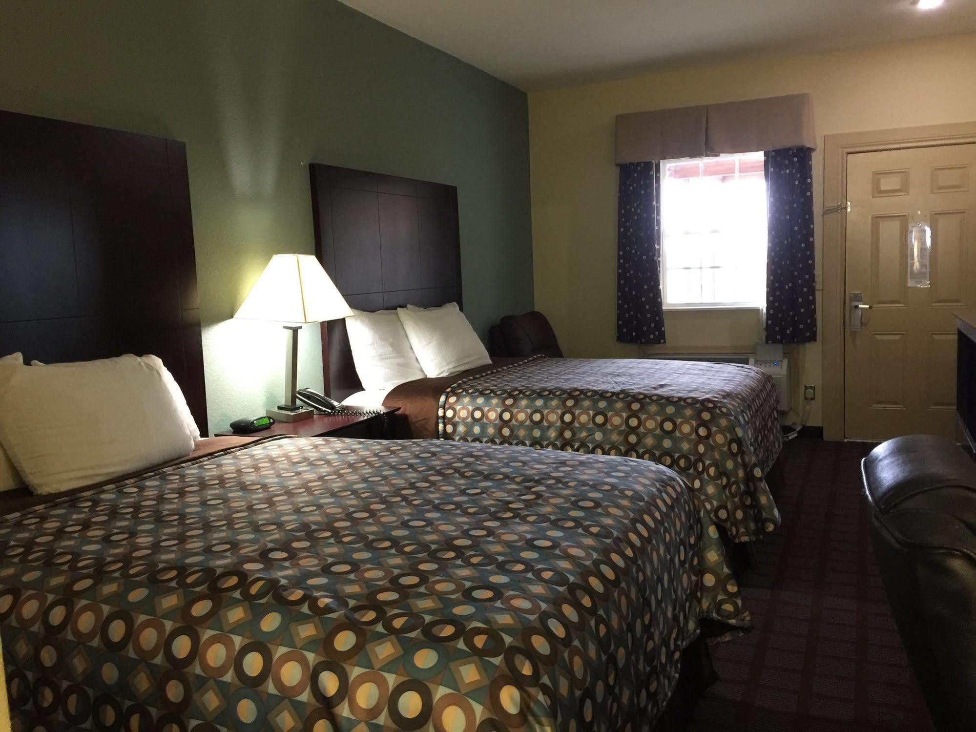 Pearsall Inn And Suites Экстерьер фото