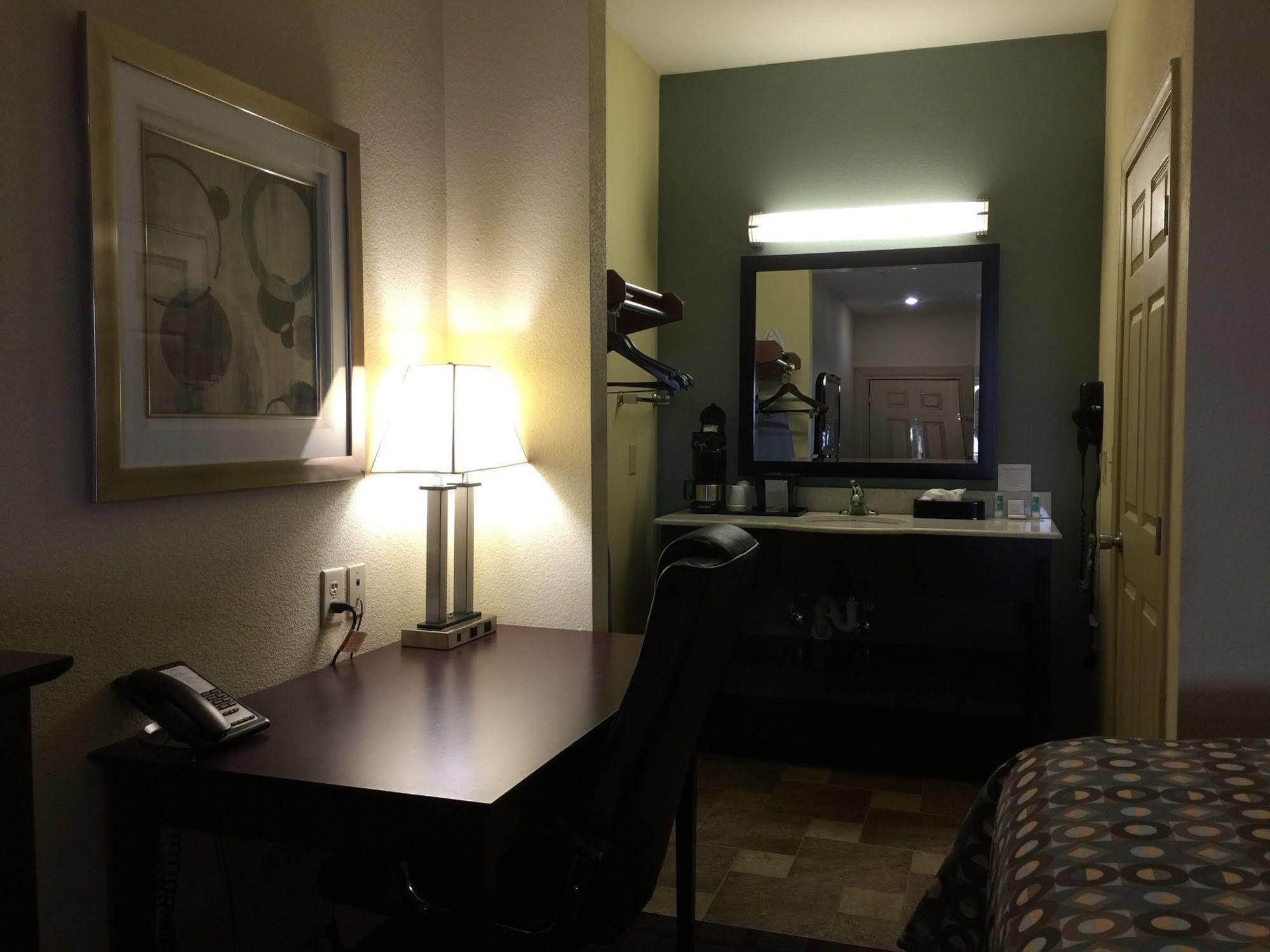 Pearsall Inn And Suites Экстерьер фото
