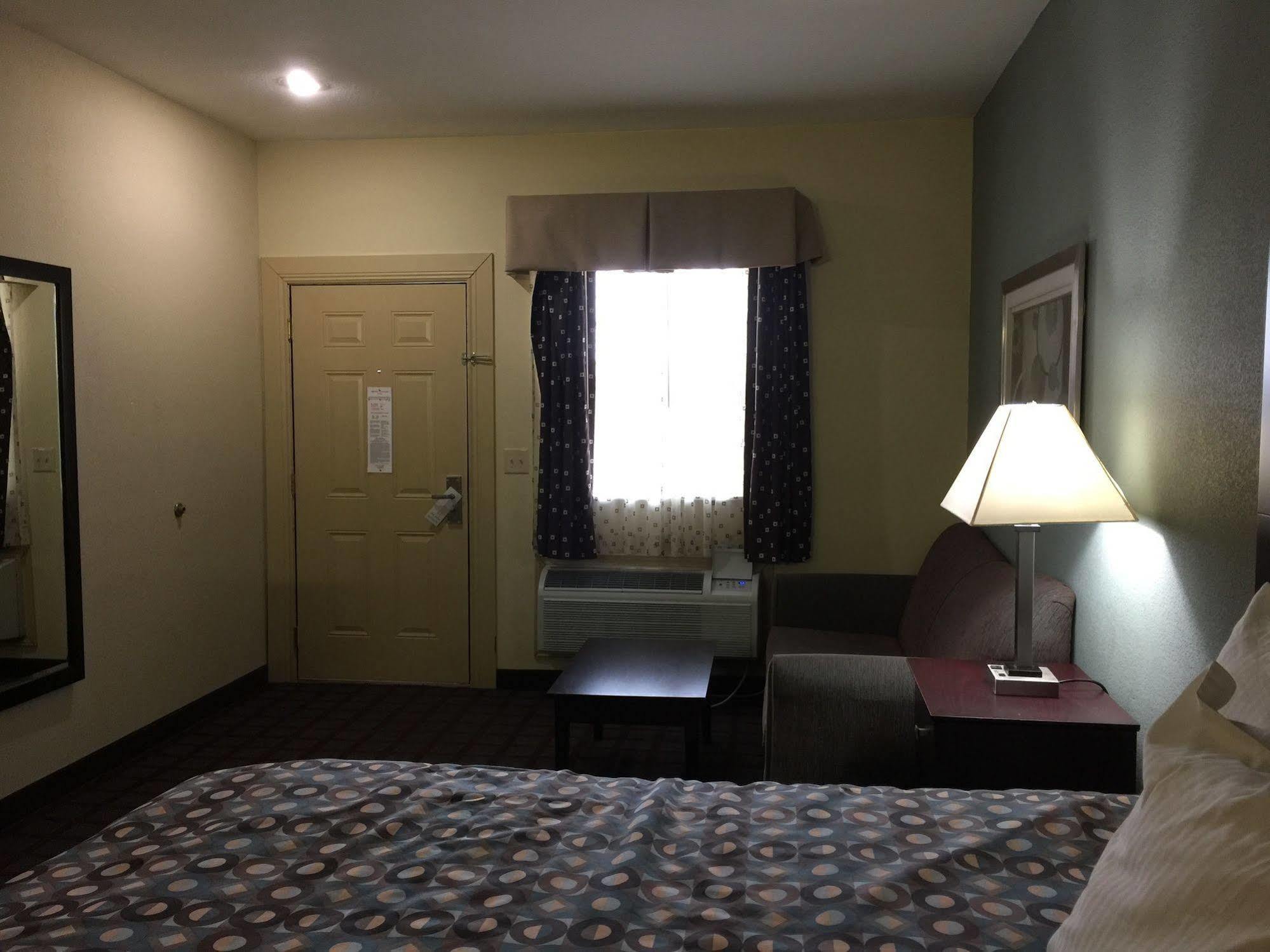 Pearsall Inn And Suites Экстерьер фото