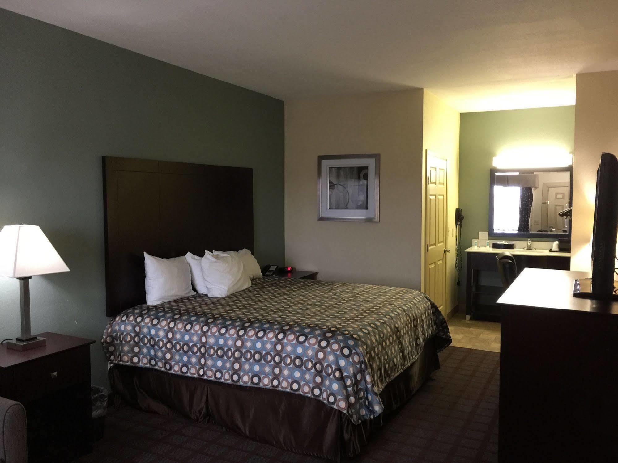 Pearsall Inn And Suites Экстерьер фото