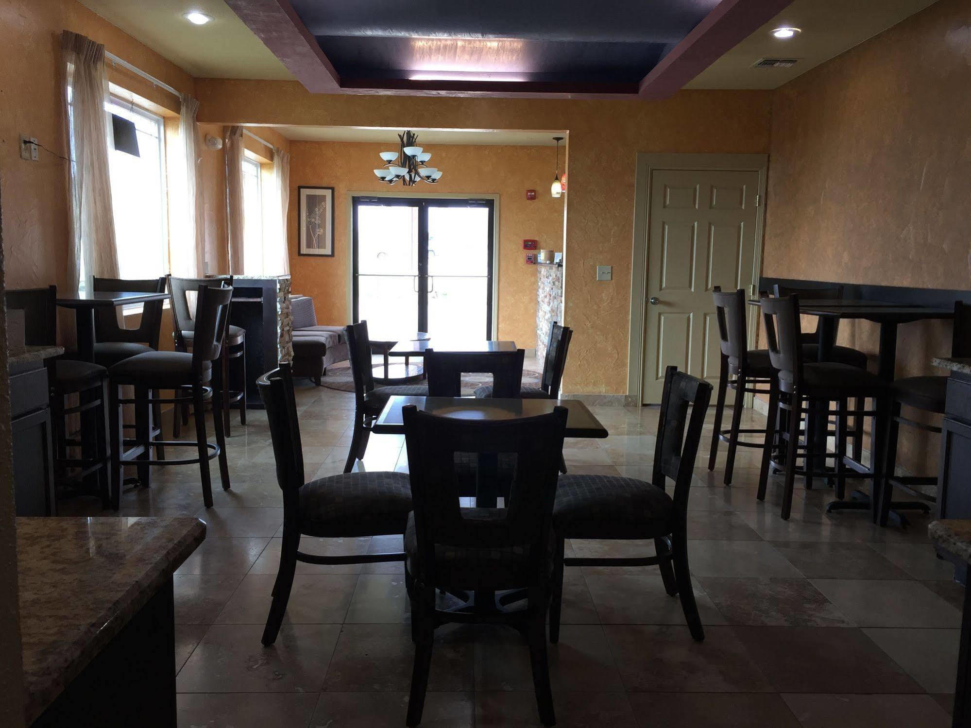 Pearsall Inn And Suites Экстерьер фото