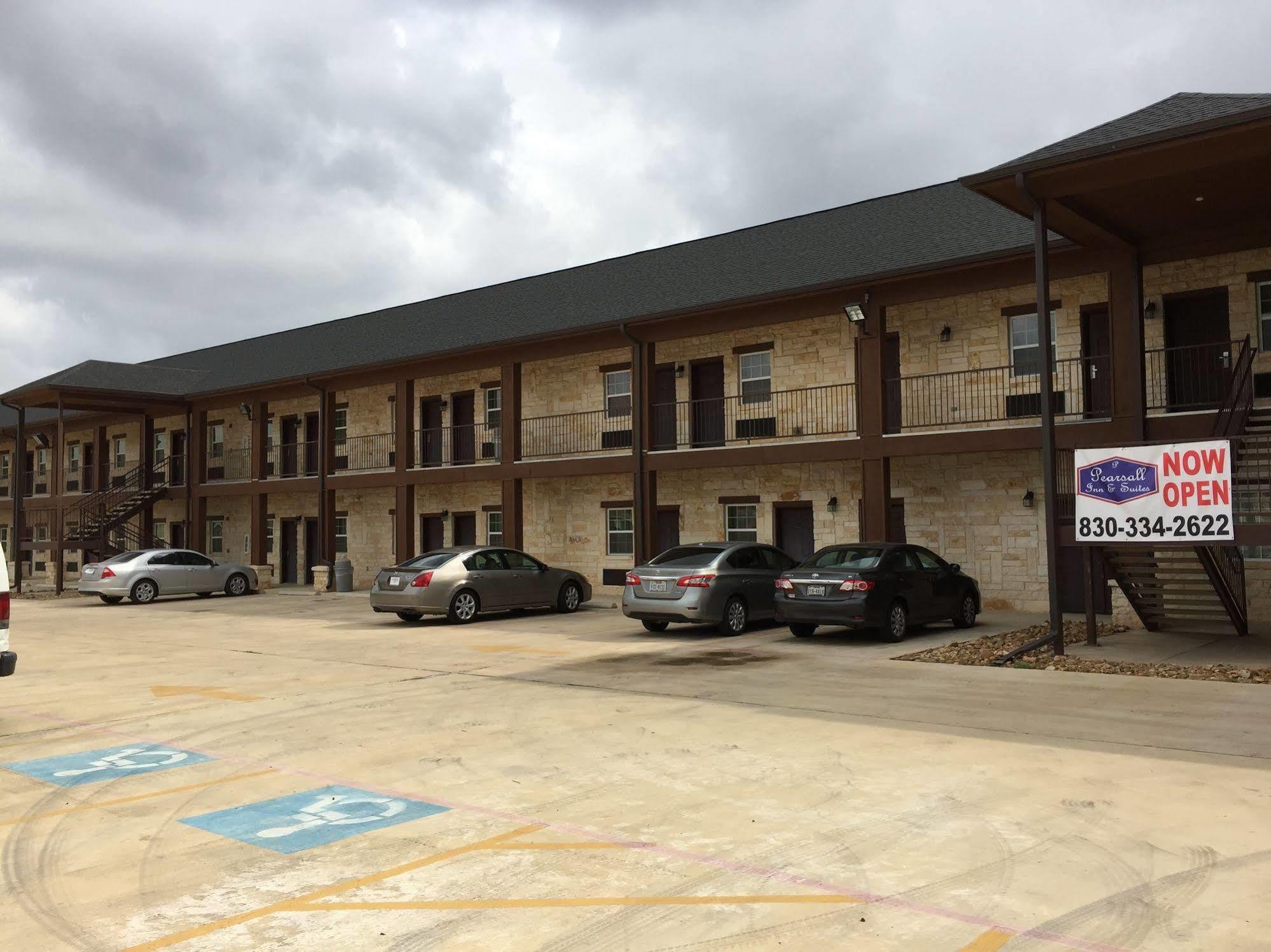 Pearsall Inn And Suites Экстерьер фото