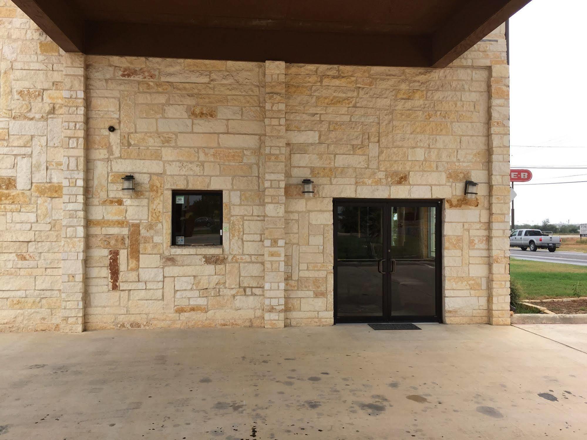 Pearsall Inn And Suites Экстерьер фото
