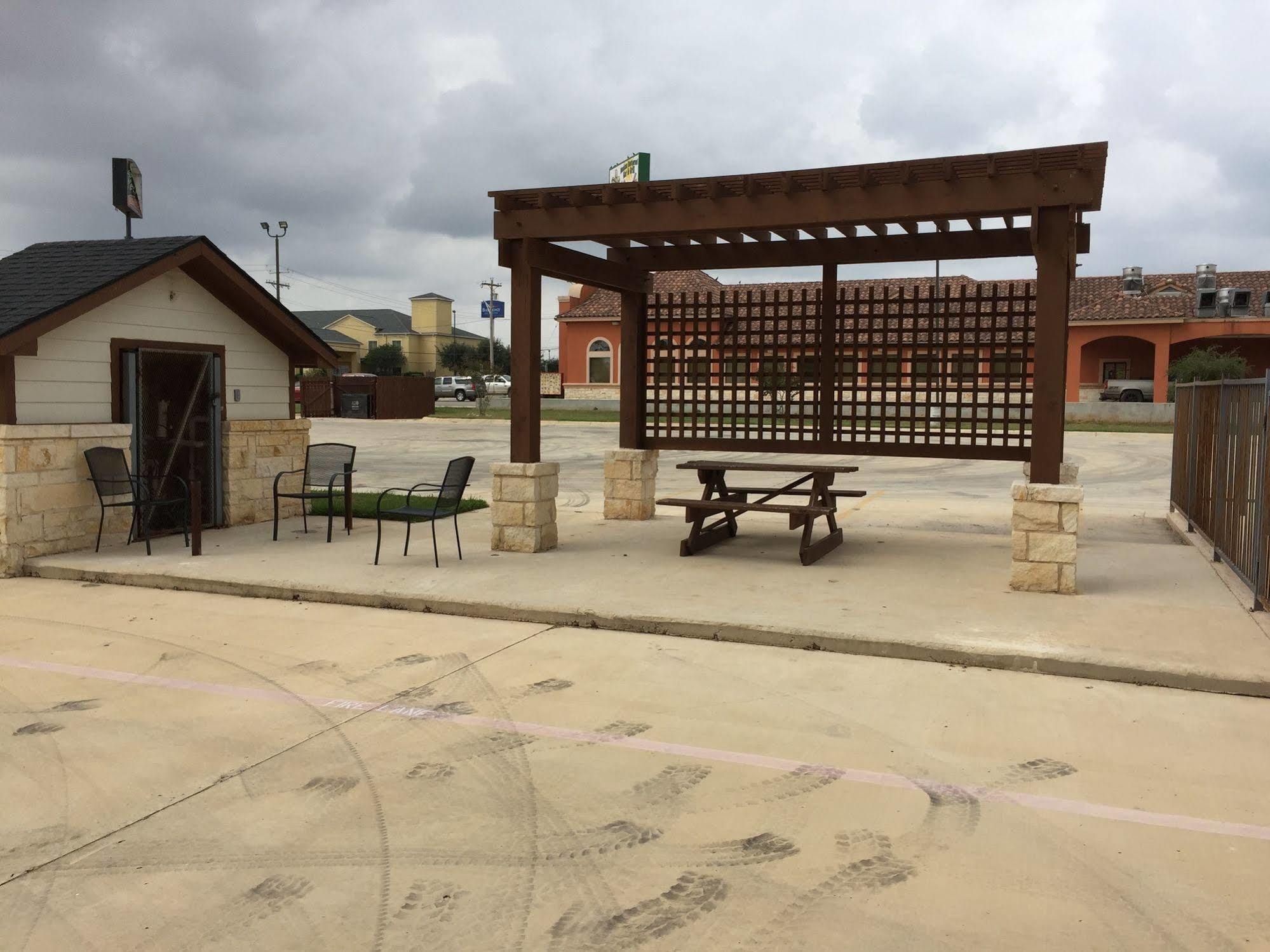 Pearsall Inn And Suites Экстерьер фото
