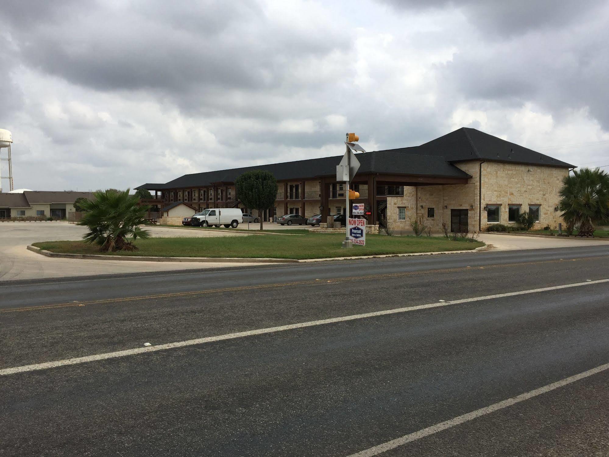Pearsall Inn And Suites Экстерьер фото