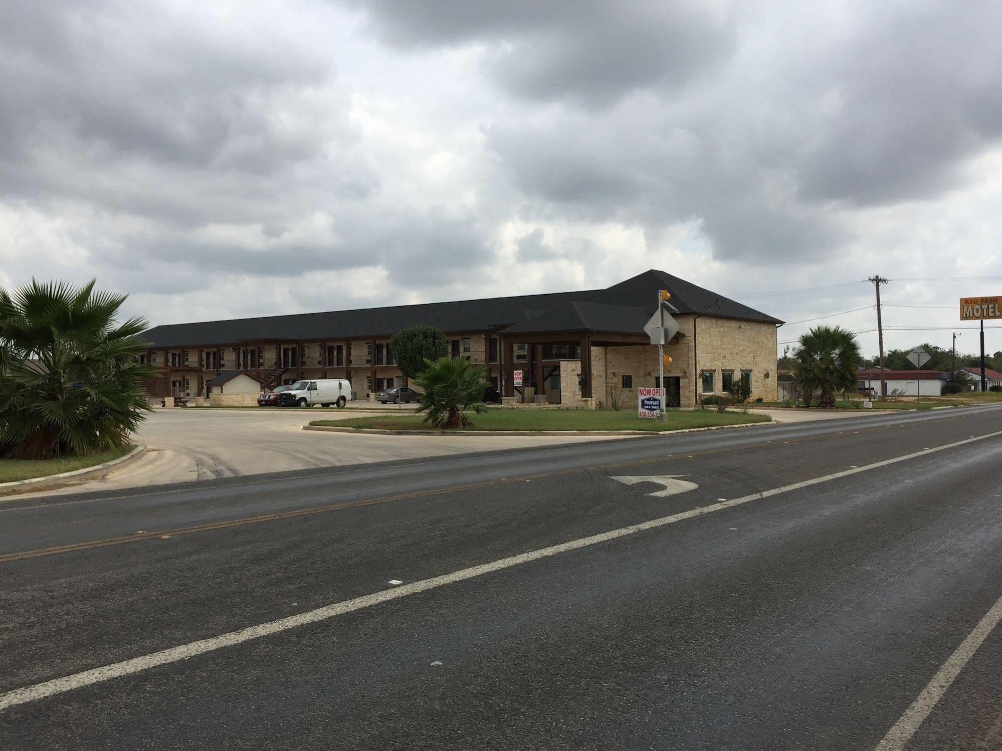 Pearsall Inn And Suites Экстерьер фото