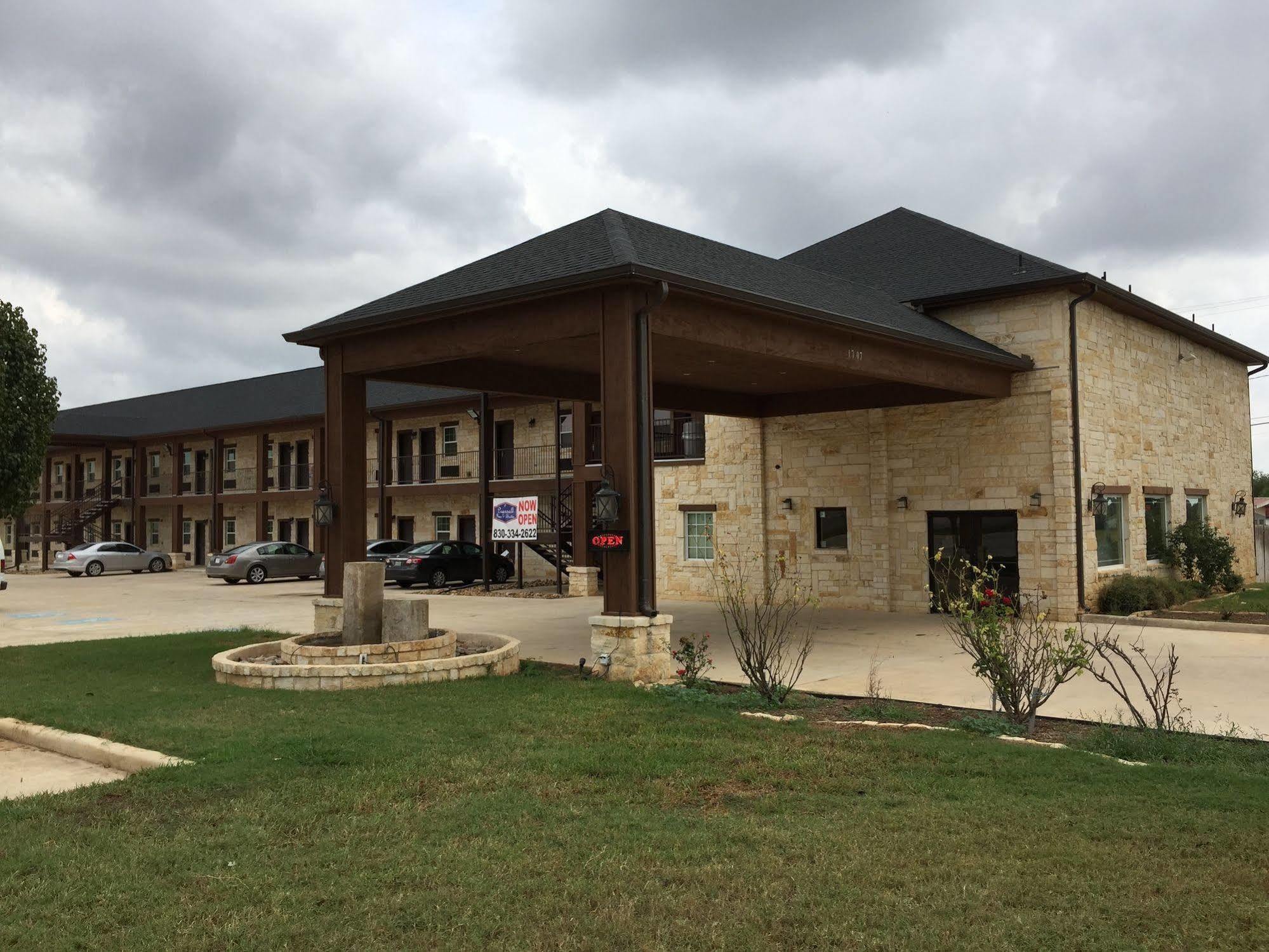 Pearsall Inn And Suites Экстерьер фото