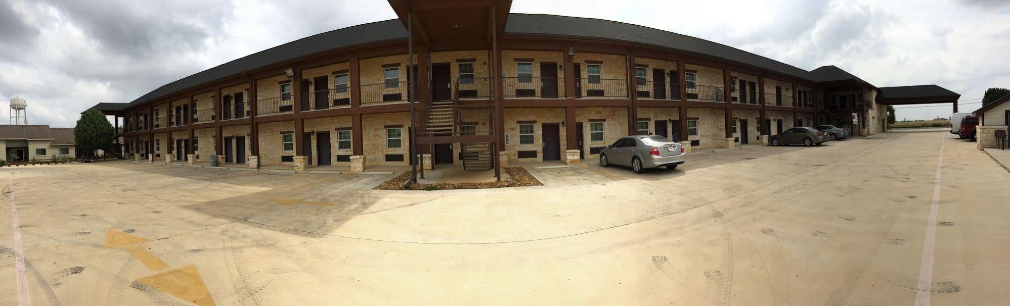 Pearsall Inn And Suites Экстерьер фото